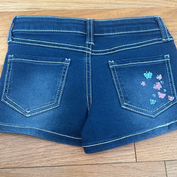 Girls shorts size 5 - Picture 2 of 3